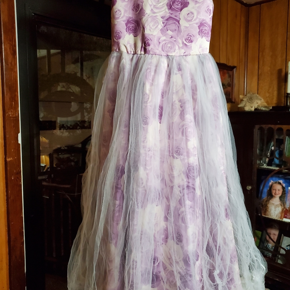 Girls beautiful purple flower and lace dress,brand new size 8 gorgeous dress!
